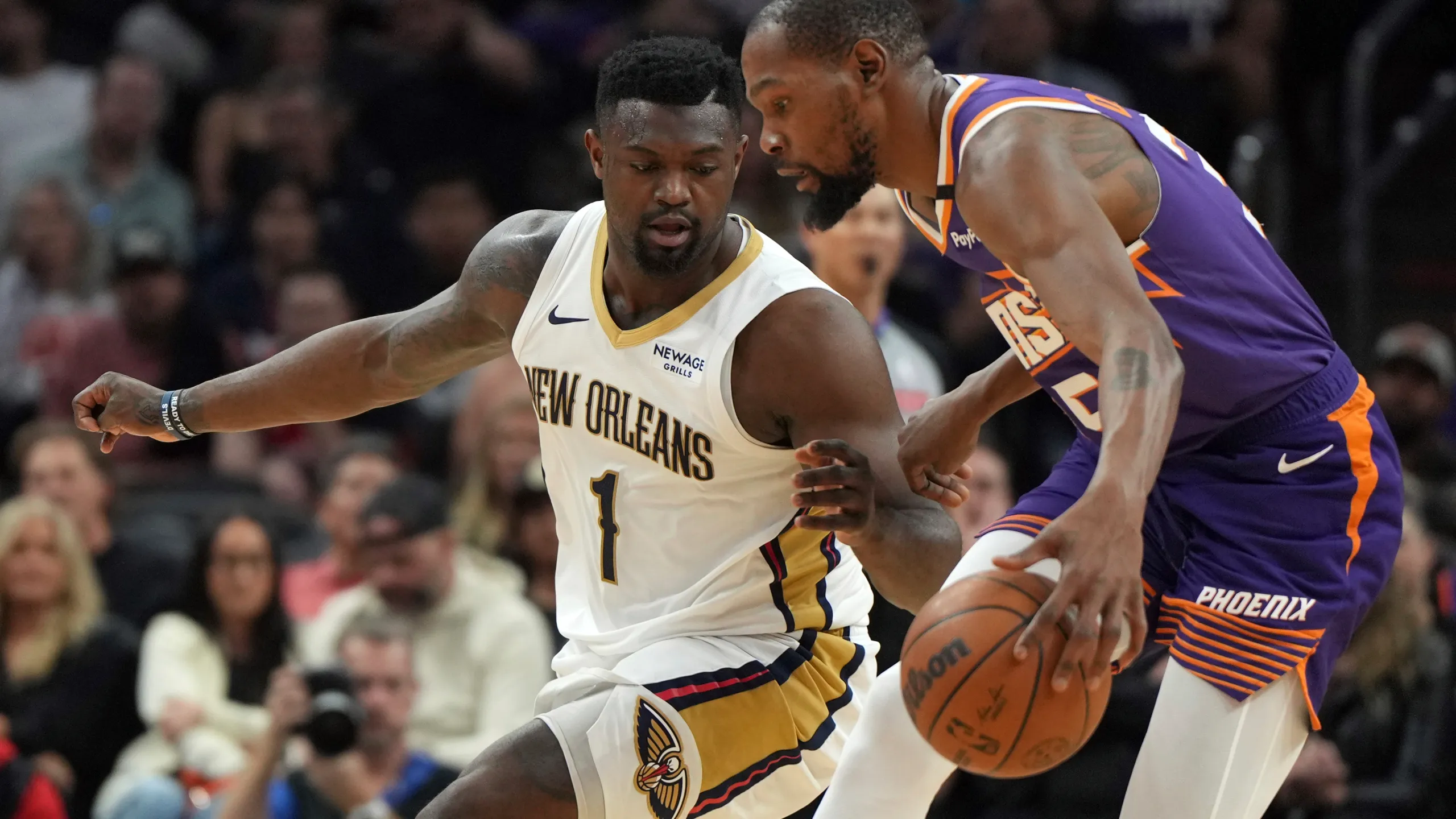 Zion Williamson (left) guards Kevin Durant (right)