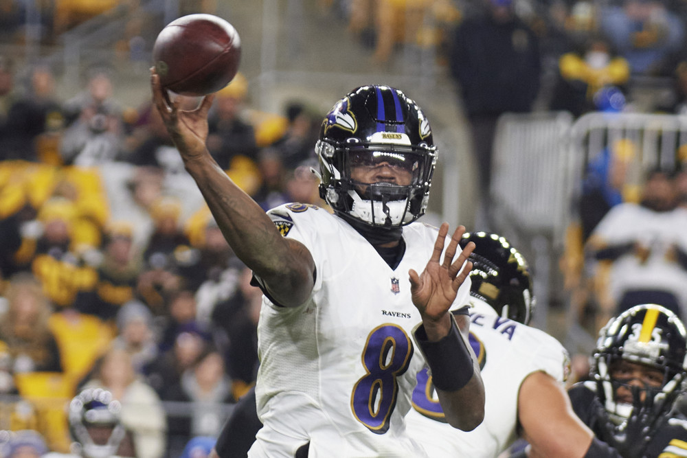 Lamar Jackson throws ball against the Pittsburgh Steelers