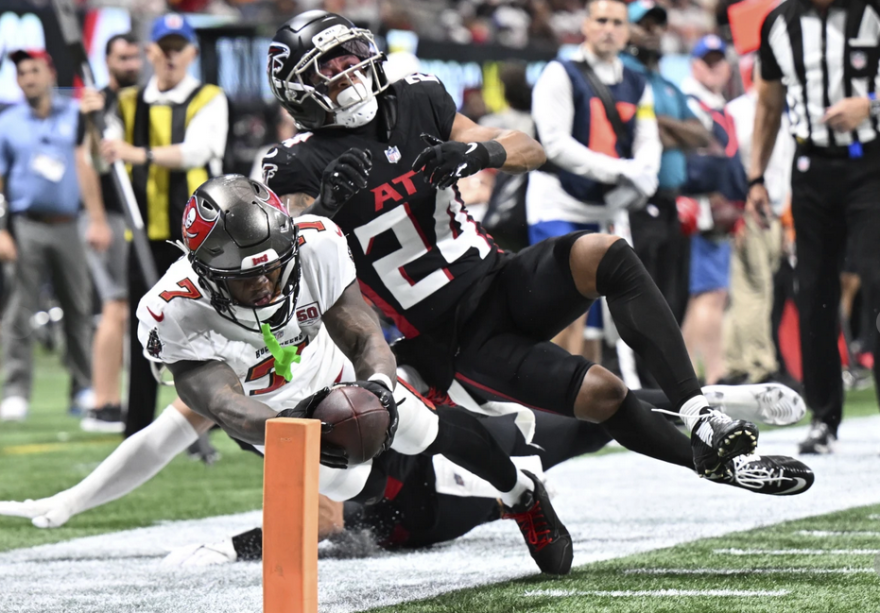 Buccaneers running back Bucky Irving dives to the pylon for a touchdown. 