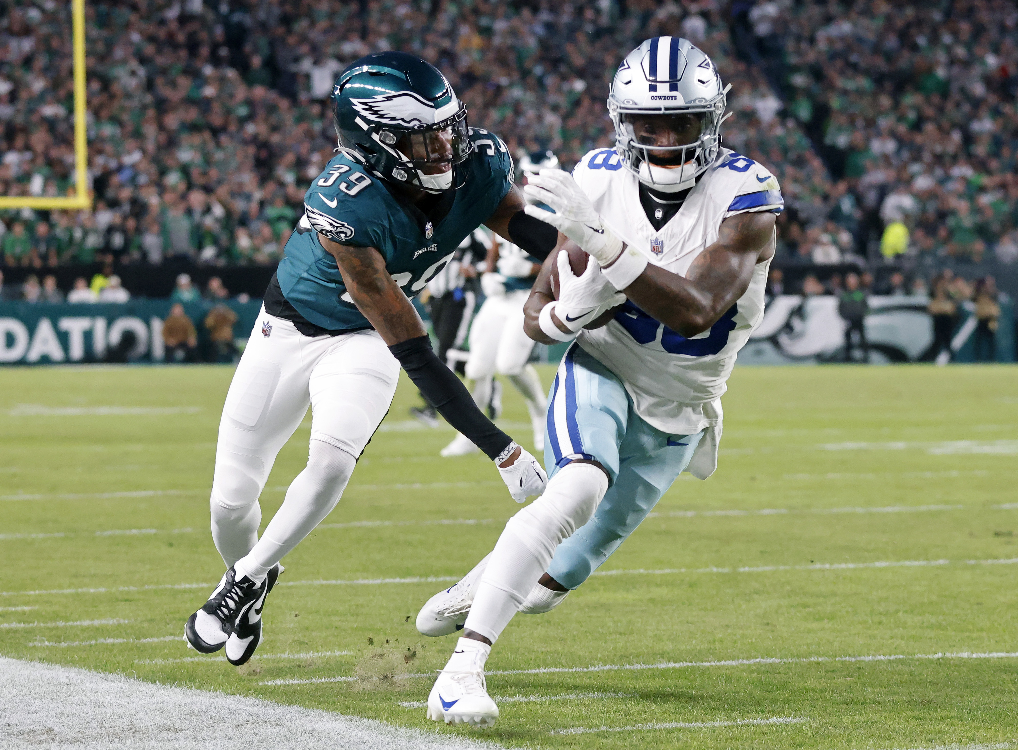 CeeDee Lamb hauls in reception on the sideline