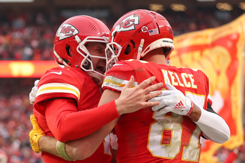 Mahomes celebrates a touchdown with Travis Kelce