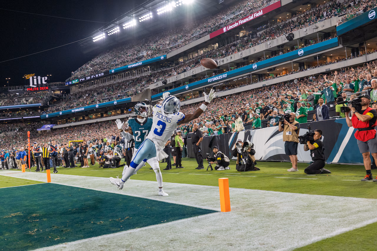 George Pickens attempts one handed grab in the endzone