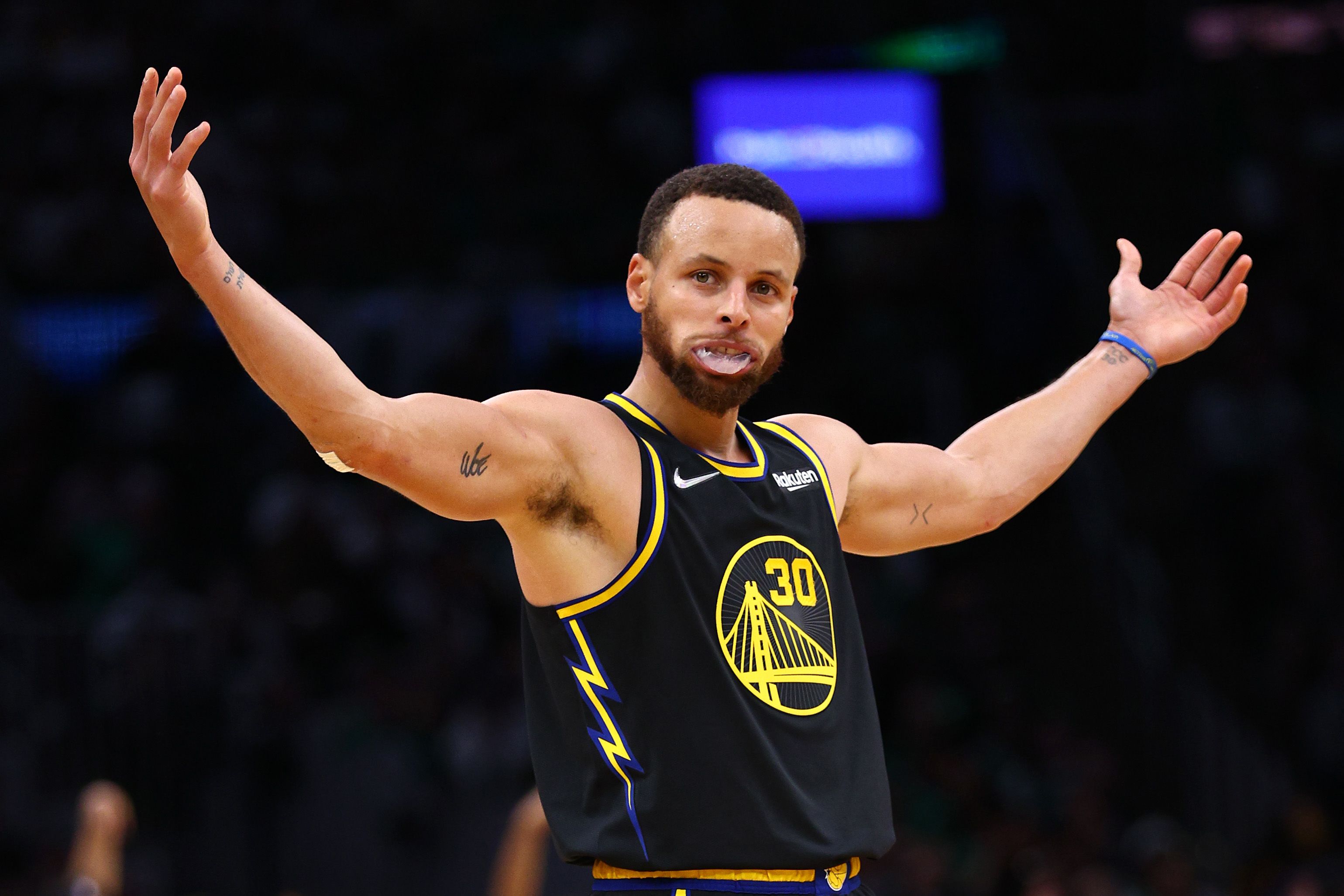Steph Curry becomes the first player NBA history to reach 3,700 threes